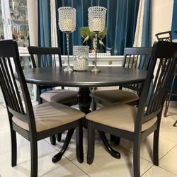 Dining Table 48” Diameter And 30” High With 4 Chairs In Good Condition 