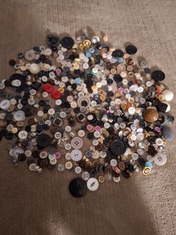 Over 550 vintage to modern buttons