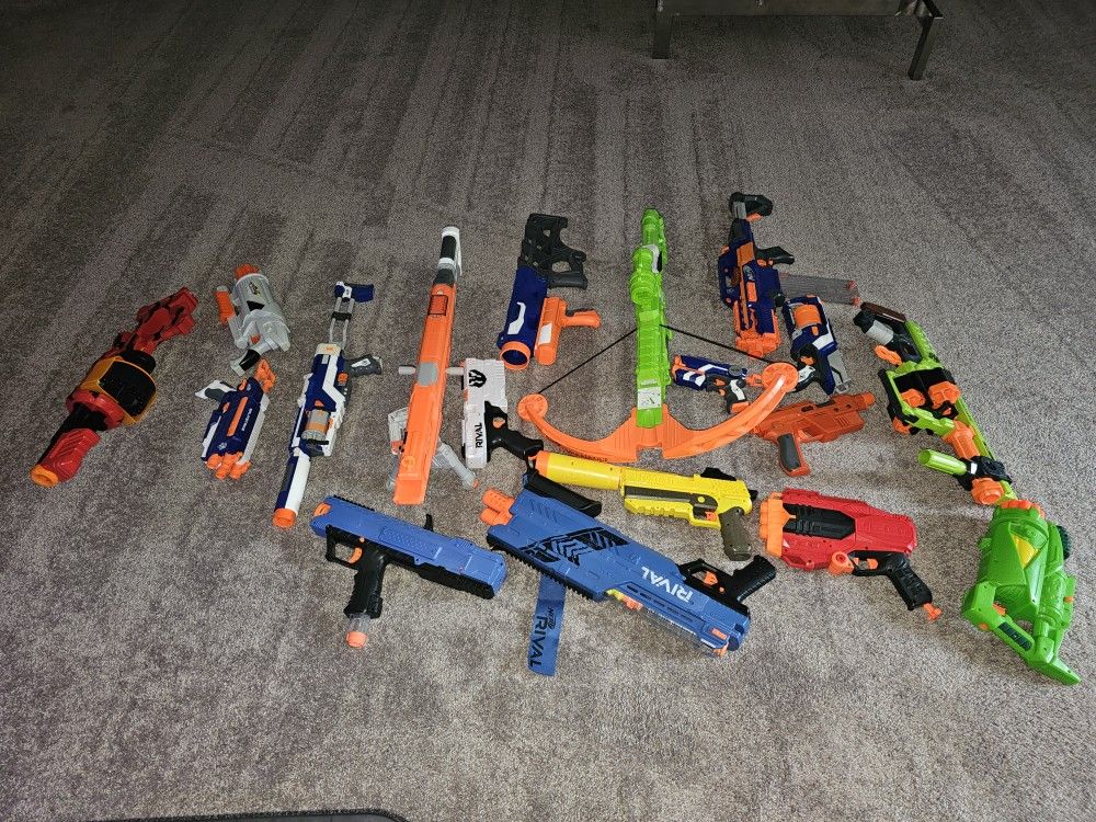 18 Nerf Guns With Some Ammo