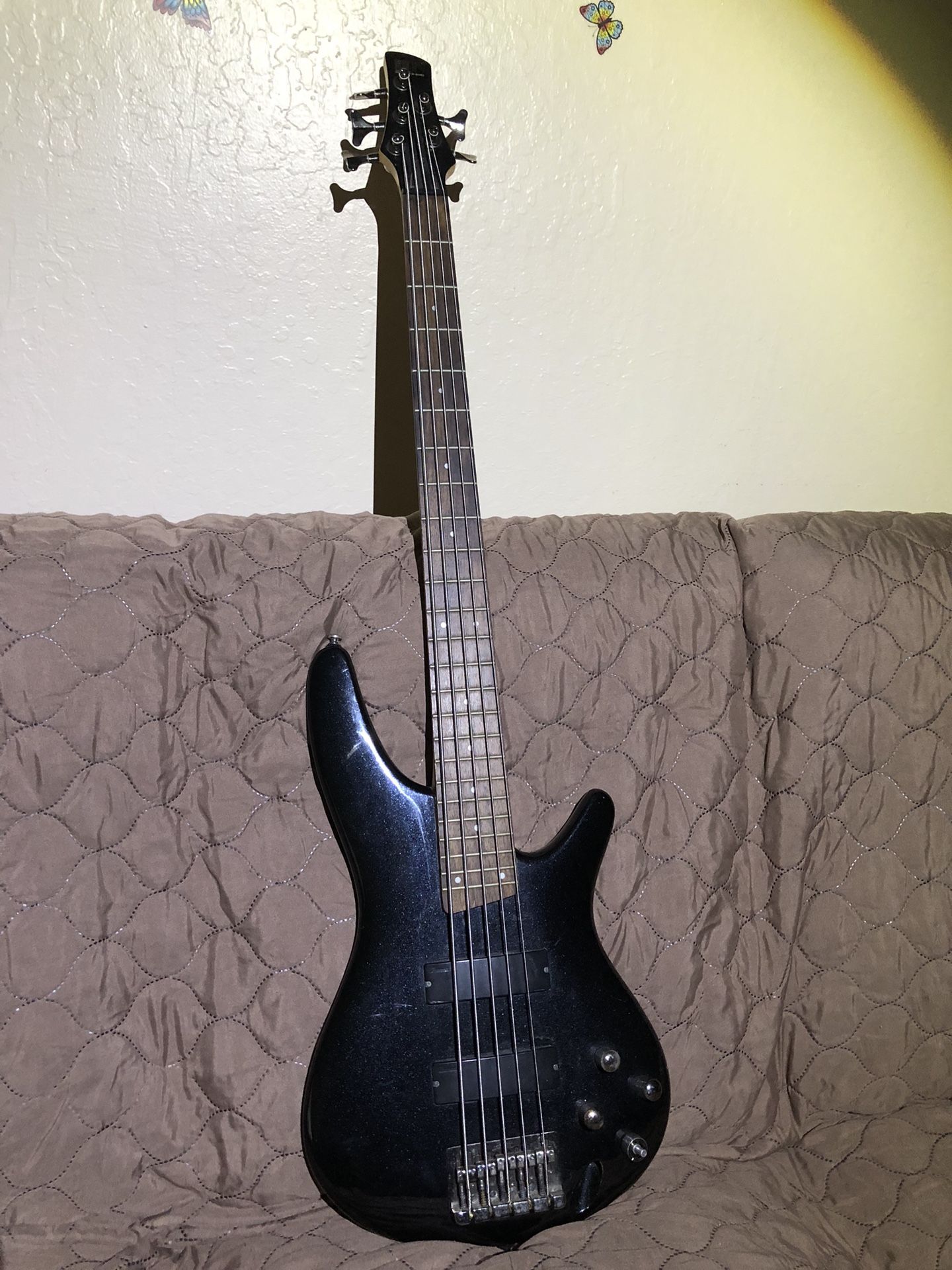 5 STRiNG GUITAR BASS, WORKS FiNE.