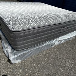King Bed ! King Size Bed ! Simmons Beautyrest Beyond Mattress and Box Springs Set ! King Size Bed ! Free Delivery 