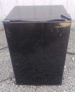 insignia - 2.6 cu. ft. mini fridge ns-cf26bk9