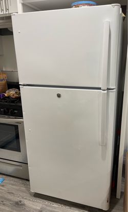 GE Top-Freezer Refrigerator White