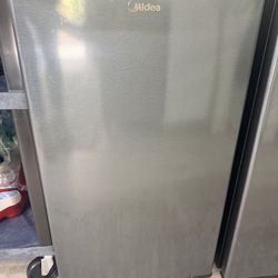Midea Mini Fridge with Freezer