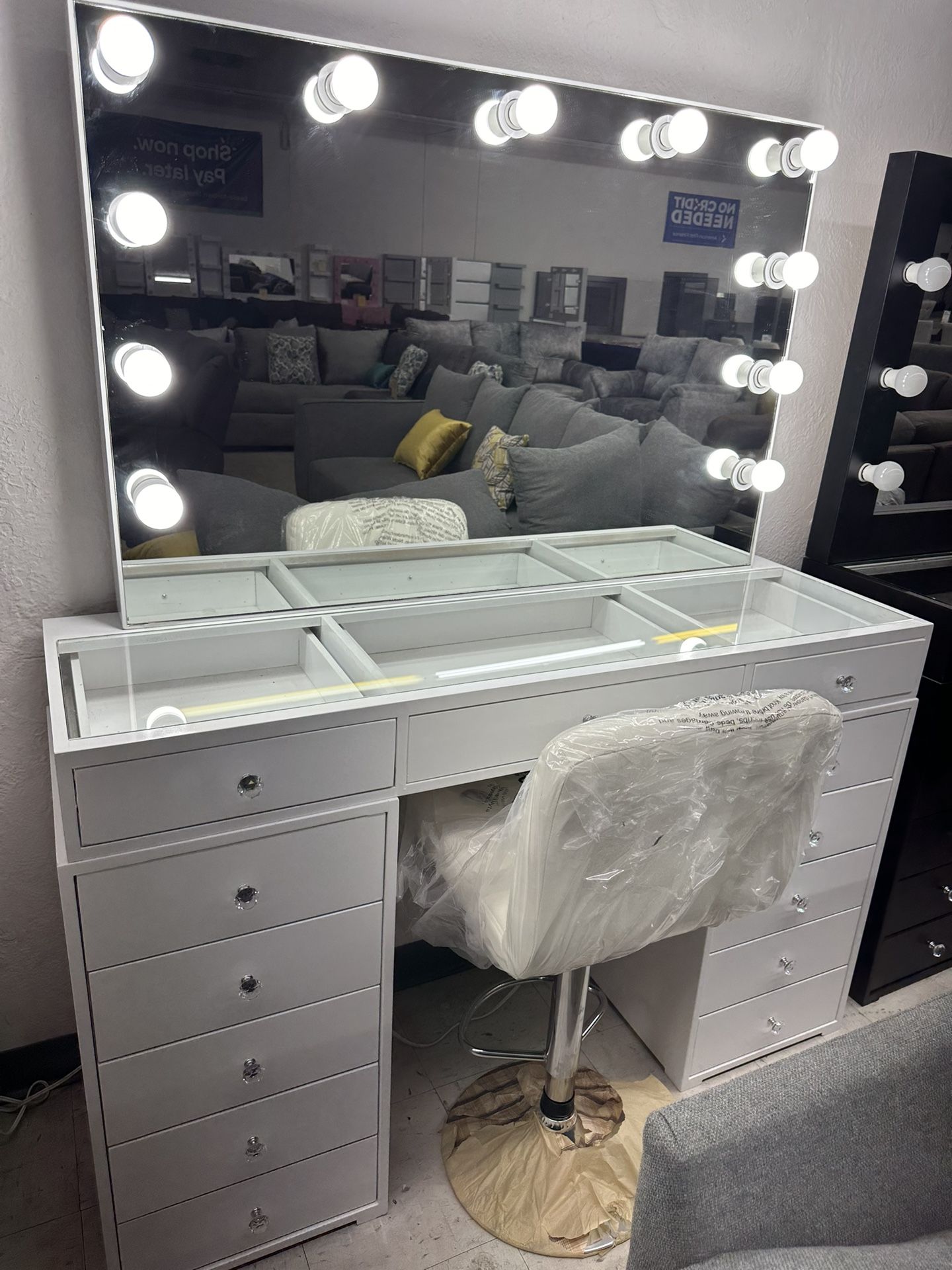 New Large White Vanity With Frameless Mirror