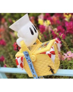 DISNEY PARKS PICNIC BASKET