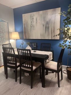 Beautiful Dining Set Good Condition!!! Table with 2 Leaves and 6 Chairs! I Can Deliver