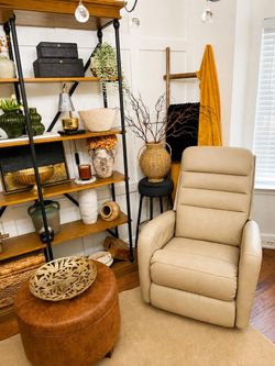 Leather La-Z-Boy Reclining Chair – Excellent Condition