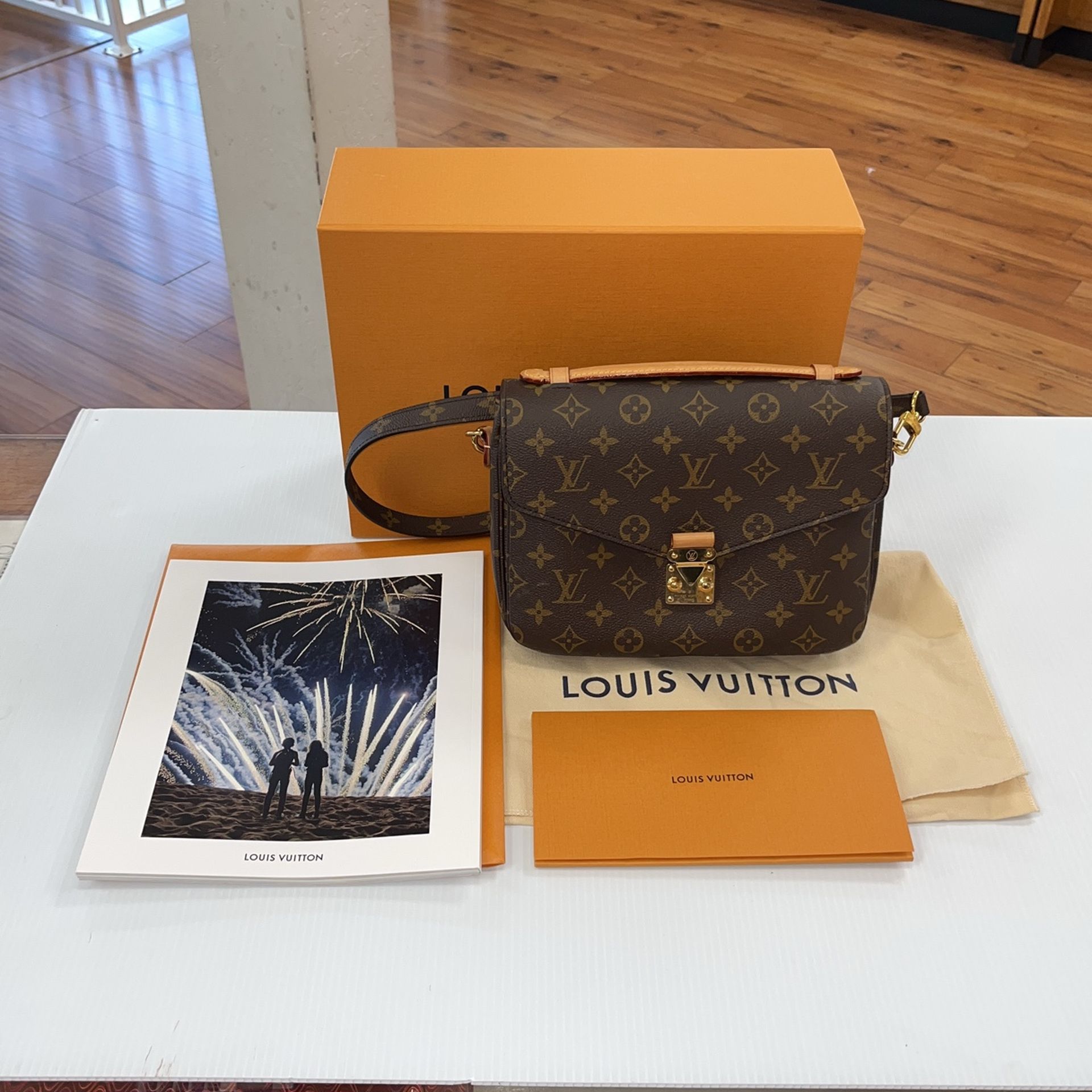 Louis Vuitton Pochette Metis Purse, With Box, Dust Bag And Booklet, In Great Condition, Entrupy Verified