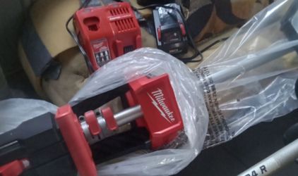 Brand new Milwaukee tripod 6000lm m18 fuel rocket light
