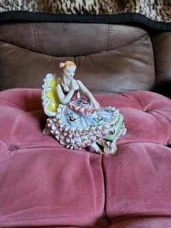 Porcelain Lady Figurine. 