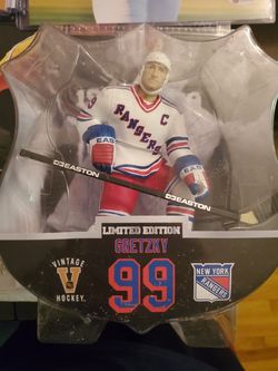 Wayne Gretzky limited edition figurine. Hockey great
