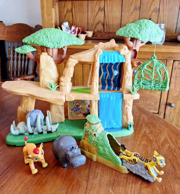 The Lion King Tree Toy With Figures