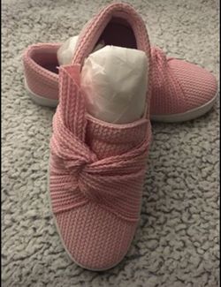 Pink sneaker / flat size 5