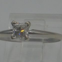 10KT WHITE GOLD RING 1.6 GRAMS SIZE 7.5 W PRINCESS CUT DIAMOND 4.3X 4.2 X2.5 . 881356-1. MINT CONDITION. 