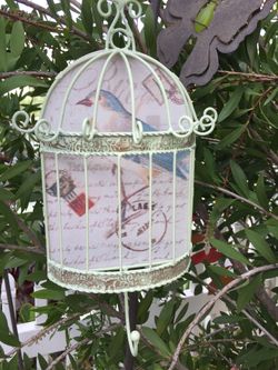 Two birds cage and keys holder, very good condition