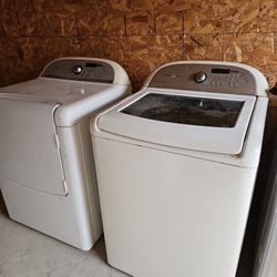 Whirlpool Matched  Set Some Scratches And Dents 
