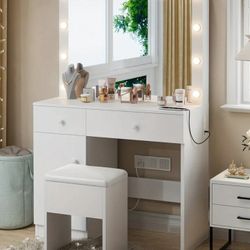 New in a box, White Makeup Vanity Desk with Lighted Mirror, 3 Light Modes, Power Outlet, Drawers & Chair.

Cash, Pick up only, firm, sorry digital pay