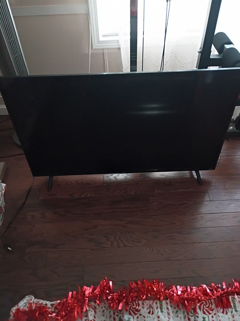 Roku TV. Works Great. Needs Remote