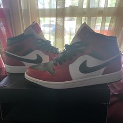 Air Jordan 1 Mid Men’s Size 9