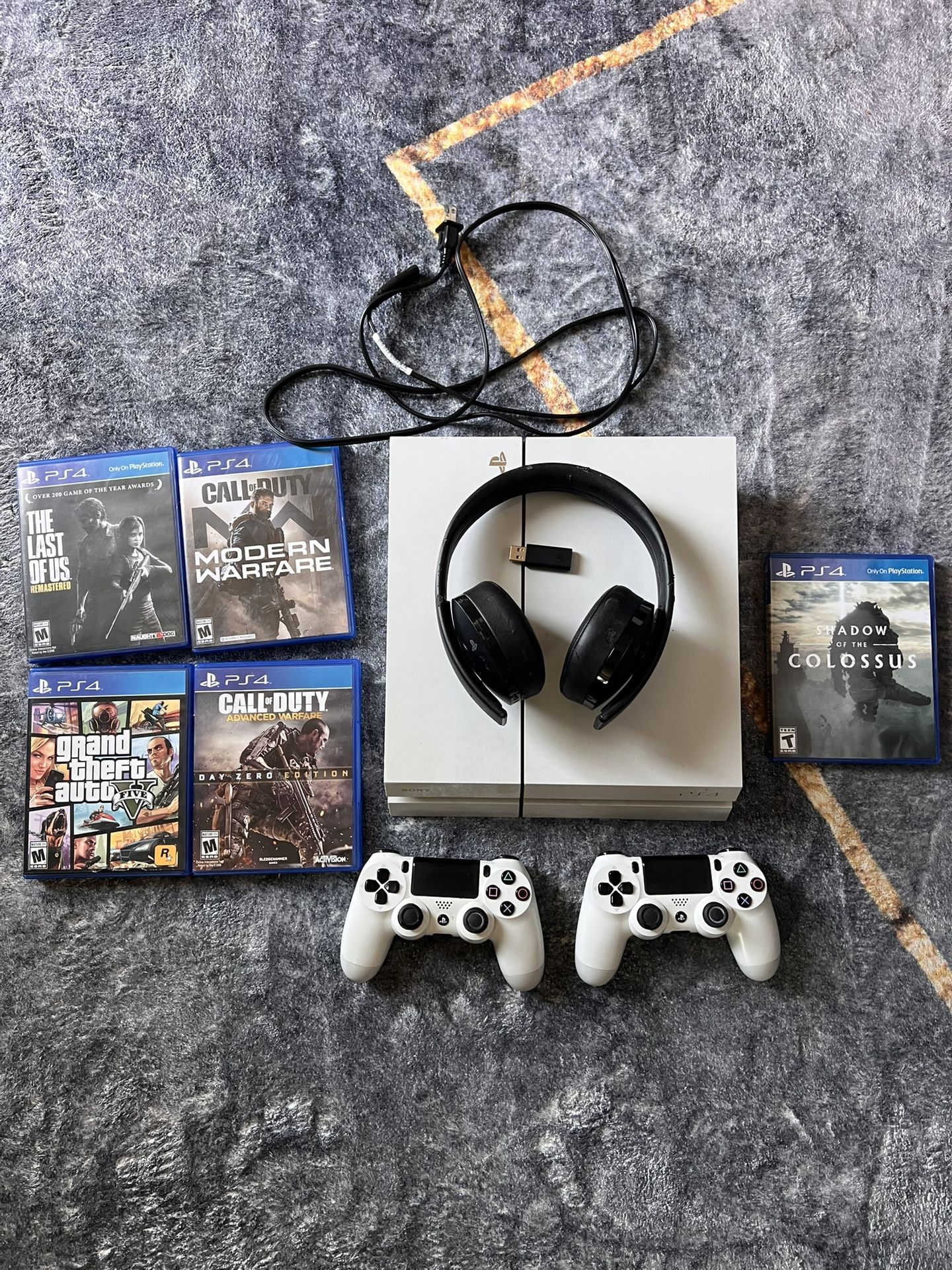 Glacier White PS4 Destiny Bundle Console + Controllers + Games + Headset