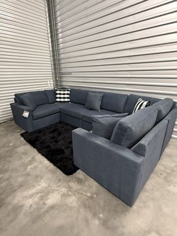 Brand New Luxury Ashley’s Furniture Modular Sectional Couch ( Free Delivery )