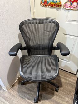 Herman Miller Aeron ( SIZE B ) FULLY LOADED ( READ DESCRIPTION )