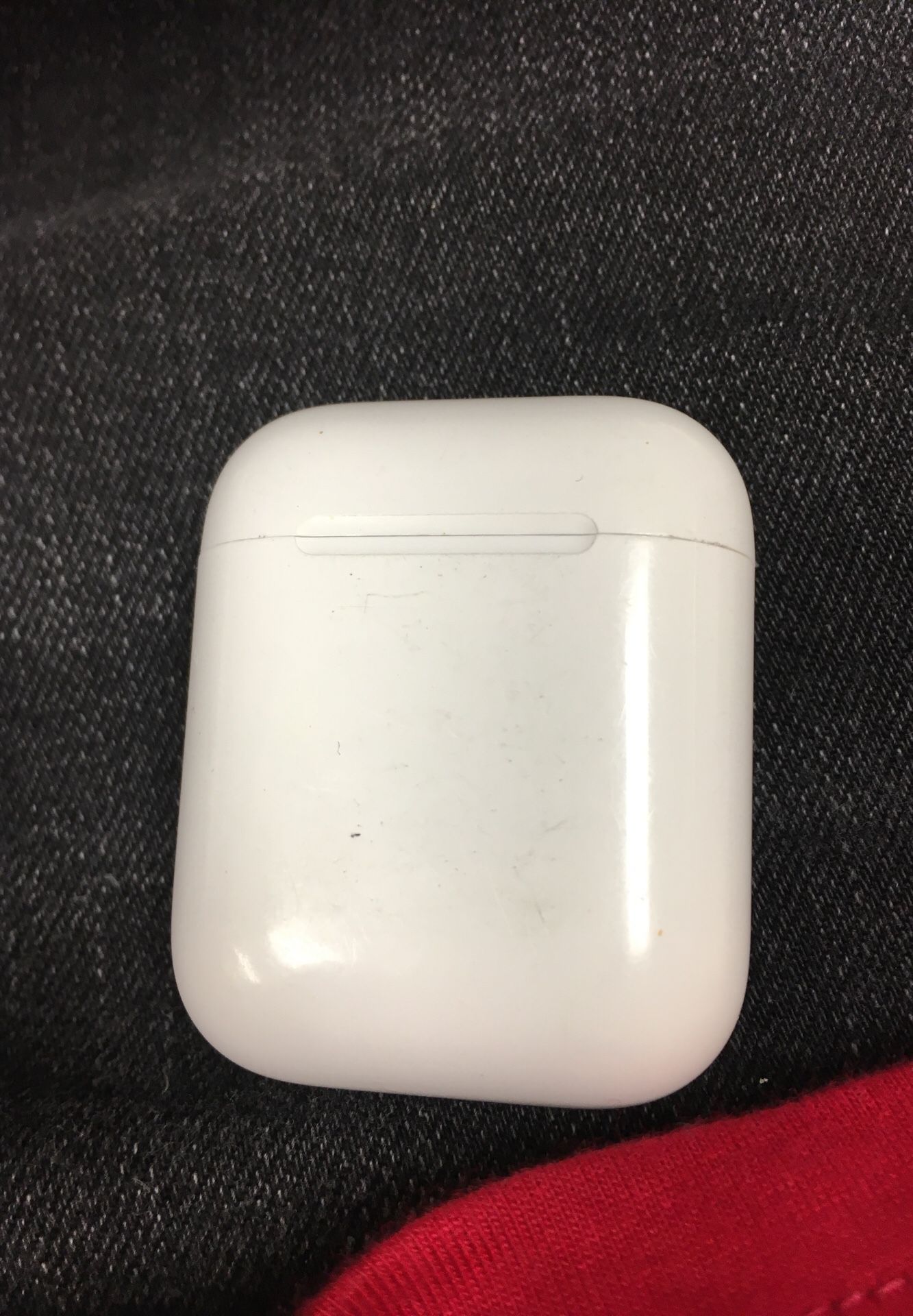 AirPods charging case