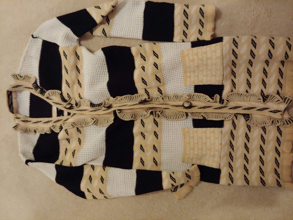 Sweater Medium Size New With pockets