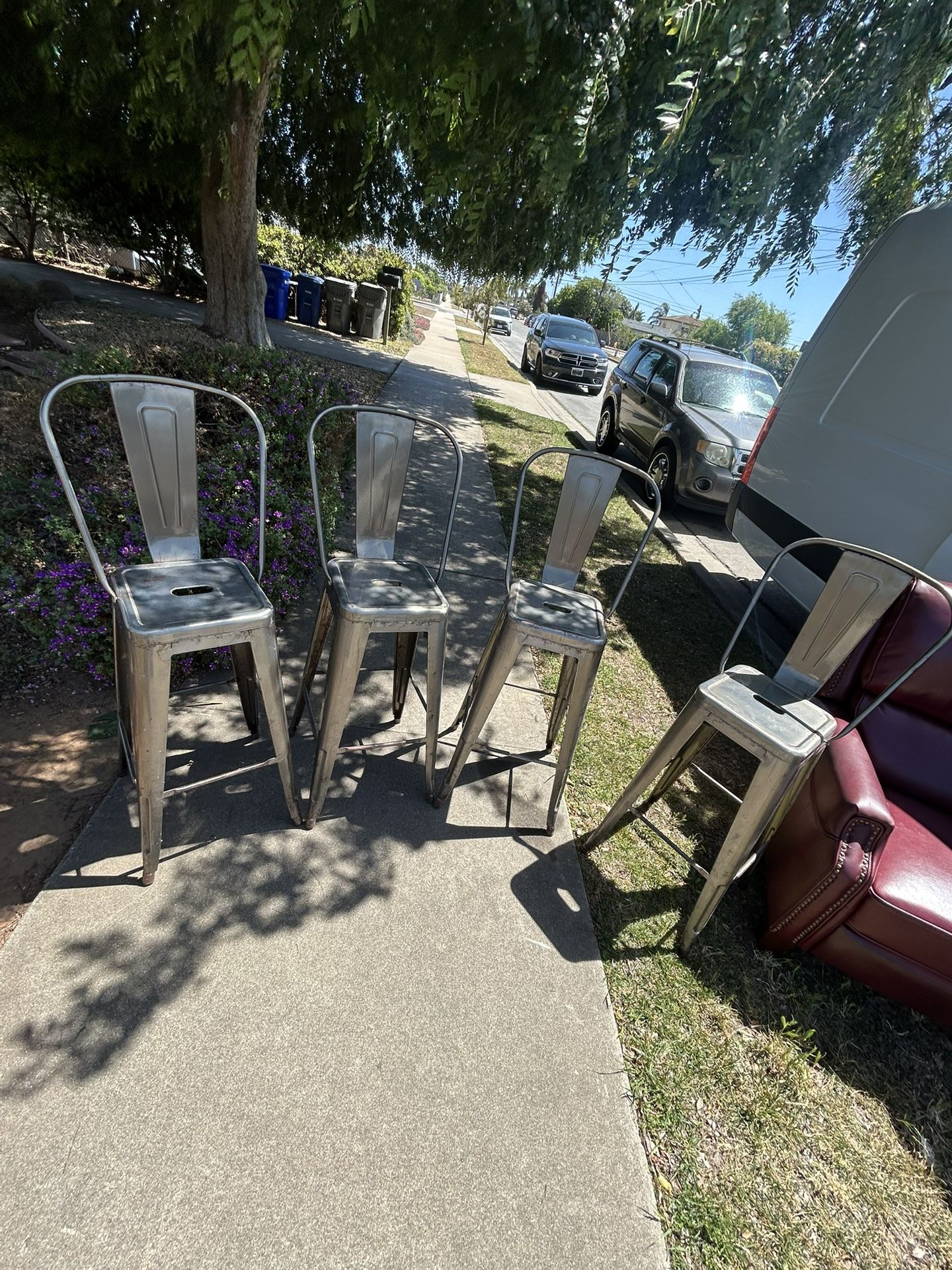 Las 4 Sillas Altas X $125. De Metal