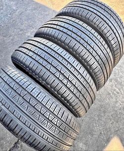 235/55/19 pirelli vendo un set de llantas usadas excelente condiciones de vida las 4 ✅🤩I am selling a set of used tires, all 4 in excellent living co