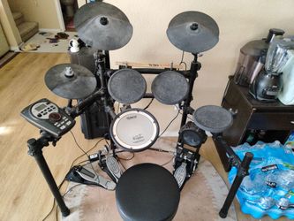 Roland TD-11K V-Drums + Pearl Double Pedal + Throne