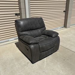 Beautiful Grey Leather Arm Chair Recliner (Delivery Available)