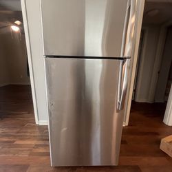 GE 15.5 – 16.6 cu. ft. Top-Freezer Refrigerator – Stainless Steel, Very Good Condition