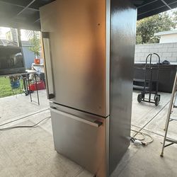 Hisence Bottom Freezer Refrigerator (((Dimensions 69.1Hx31.1Wx29.1W)))