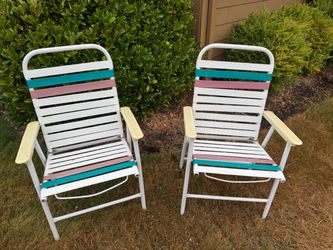 2 vintage beach chairs