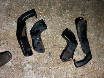 Front bumper brackets / 1999 Chevy