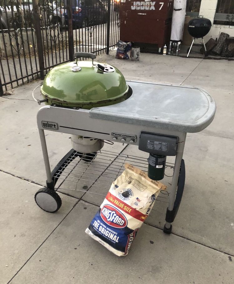 Weber Charcoal Weber Performer Deluxe Charcoal Grill