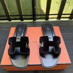 Hermès Oran Sandal (Black) 