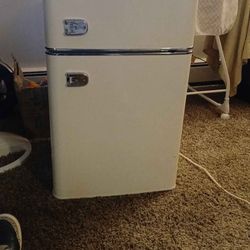 Insignia retro mini fridge