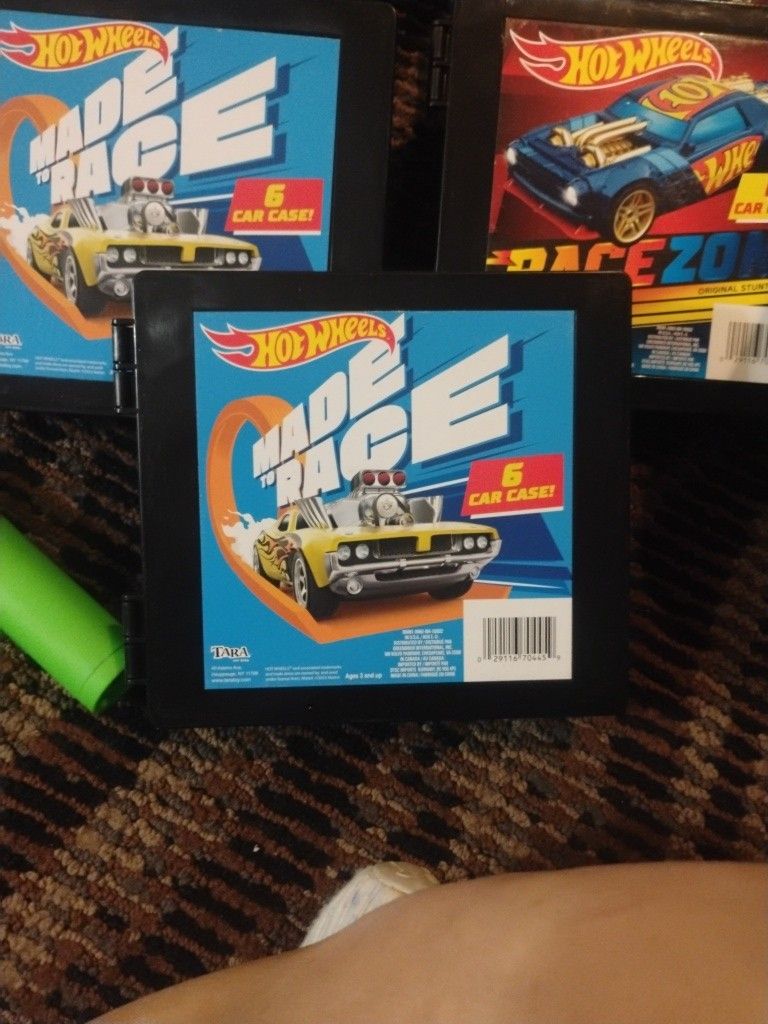 Hot Wheels & 6 Car Cases