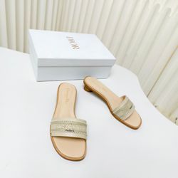 Fashionable women's slippers