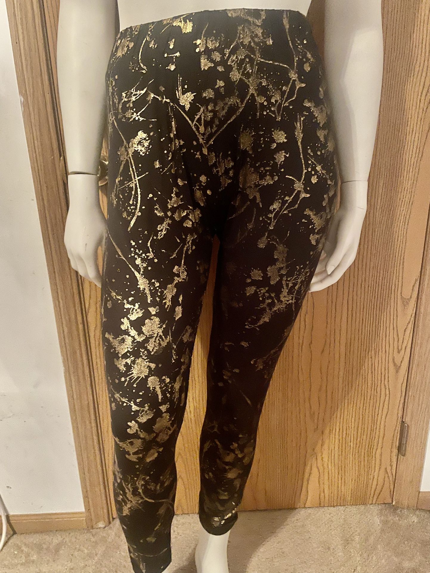 Lady In Black & Gold Leggings