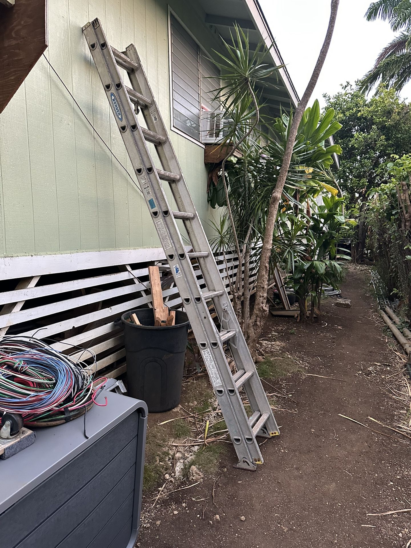 Extension Ladders And 2 Rung Ladder Jacks