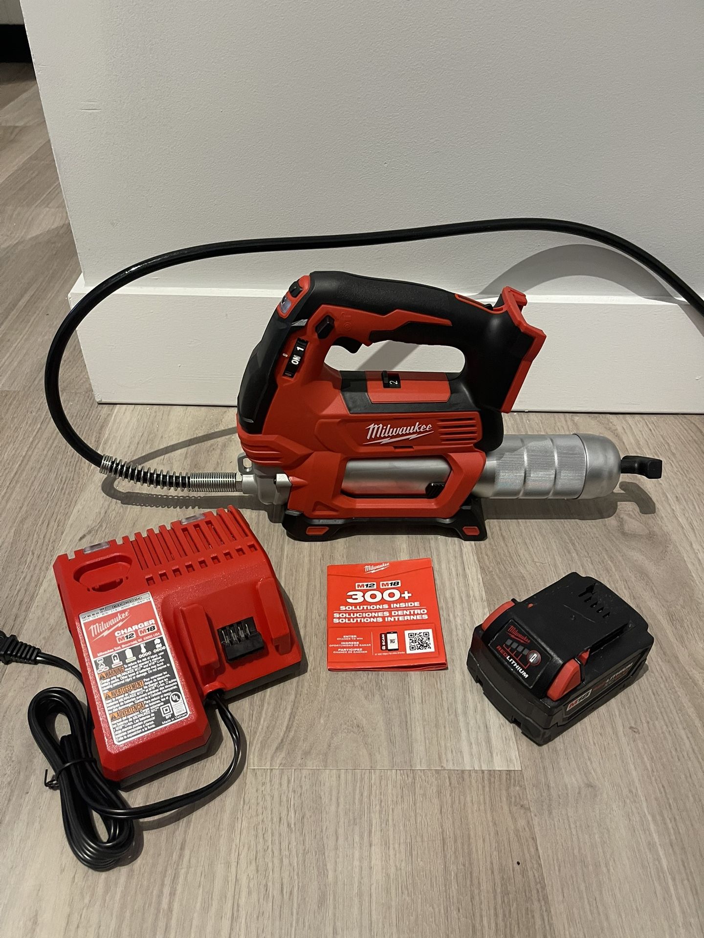 M18 18V Lithium-Ion Cordless Grease Gun 2-Speed W/ M18 5.0 Ah Battery and charger