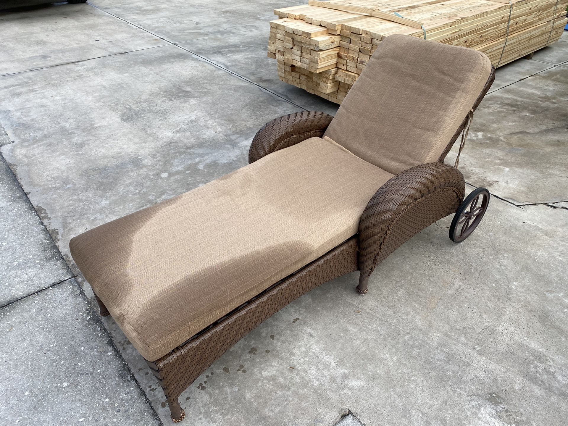 2 Outdoor furniture lounge chairs