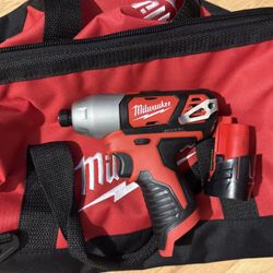 Milwaukee M12  Cordless 12V 1/4 in. Impact drill with battery 