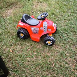 A Riding Tractor Runs Good Comes With Battery Charger