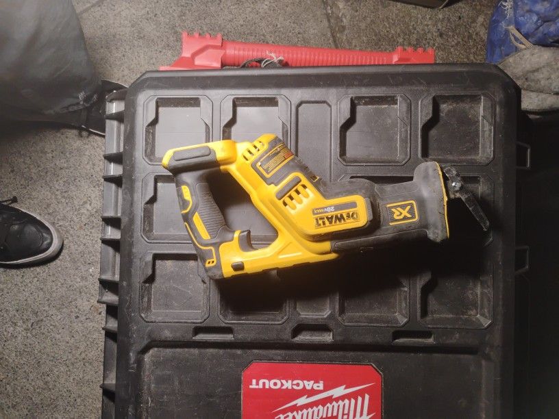 DeWalt 20 Volt Max Variable Speed Reciprocating Saw