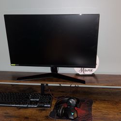 Pc With 2 Keyboards And Mouse’s Including Desk!!!